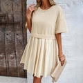 Elegante abito a maglietta beige a maniche corte con orlo a pieghe e girocollo - Taglia S / Albicocca