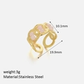 Detailansicht unregelmäßiger Goldring mit sechs rosa Perlen und Größenangaben - Einheitsgröße / Rosa Künstliche Perle (Goldener Ring)