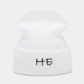 Dettaglio del berretto in maglia a coste bianco con ricamo della lettera HE in nero - M (56-58cm) / HE Bianco