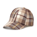 Macro de la texture d'une casquette de baseball avec motif à carreaux marron et beige - Carreaux Bruns (B)