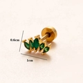 Vue macro de la boucle d'oreille en or avec pierres marquises vertes et dimensions 0,6x1cm - Or 4#-Couronne Verte / Or