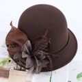 Eleganter dunkelbrauner Wollfilzhut mit Blumen-Netz-Dekor und echten Federn - M (56-58cm) / Kaffeebraun