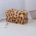 Dettaglio della borsa trucco in peluche con stampa giraffa e morbida ecopelliccia - Leopardo Marrone