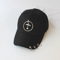 Schwarze Baseballkappe mit silbernen Metallringen und Flugzeuganhänger im Streetstyle - M Erwachsene (55-59CM) / Flugzeug / Schwarz