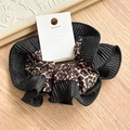 Détail de chouchou imprimé léopard avec texture de tissu noir plissé sur bois naturel - Style Plissé Noir / Léopard Bord Plissé Noir