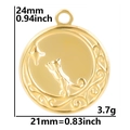 Detalle de dimensiones del colgante de gato y luna en acero inoxidable bañado en oro - Color Dorado (Solo Colgante)