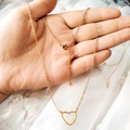 Detail der 18k Gold Herz Halskette mit hohlem Anhänger und verstellbarem Karabinerverschluss - Gold