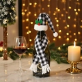 Set decorativo per bottiglia di Natale con cappello e sciarpa a quadri bianchi e neri - Quadri Neri e Bianchi
