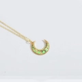 Collana vintage a mezzaluna dorata con intarsio a triangolo verde e pietre di zircone - Verde