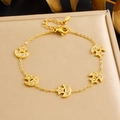 Bracciale in acciaio inossidabile dorato con ciondoli luna e stella e cristalli lucidi - Bracciale B1933
