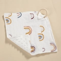 Manta de seguridad para bebés de muselina con arcoíris y anillo de madera natural - Arcoíris