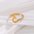 Minimalistischer goldener wellenförmiger Edelstahlring auf weißem Seidenstoff - Wellenform (JR232-G7) / Gold