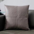 Taupefarbener Kissenbezug aus Kunstleder mit Kreuzstich-Design auf grünem Sofa - 40*40cm (Nur Bezug) / Schokolade