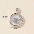 Detailaufnahme des silbernen Wal-Anhängers mit Zirkonia, Maße von 1,6 cm mal 2,4 cm - Silberner Wal-Kreis
