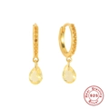 Dettaglio di orecchini a cerchio in argento 925 con pavé di diamanti e gemma gialla - Oro-Zircone Giallo