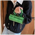 Bolso cilíndrico de acrílico verde con acabado metálico brillante y asa de cadena - Verde