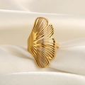 Détail macro d'une bague feuille de ginkgo en or 18k avec veines ajourées sur soie - Or 18K Feuille de Ginkgo