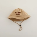 Dettaglio cappello a secchiello beige per bambini con ricamo Sunny Day e cordino regolabile - 48-50cm (1-2 Anni) / Cachi