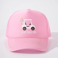 Rosa Mesh-Trucker-Cap mit In My Golf Era-Stickerei und Auto-Muster in Vorderansicht - Einheitsgröße / Rosa