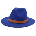 Détail d'un chapeau fedora en laine bleu roi avec sangle en cuir brun et boucle d'or - M(56-58cm) / Bleu royal
