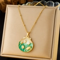 Collana a conchiglia dorata con smalto sfumato verde, stella marina e perla - Stile Conchiglia Sfumata Verde e Bianco (N3349)