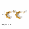 Detailansicht goldener 18mm C-förmiger Perlenohrringe mit einem Gewicht von 9,1g - Perlen Kugel Stil (TE6083)