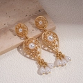 Pendientes de flores huecas doradas vintage con elegantes borlas de perlas - Dorado