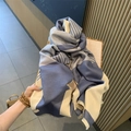 Écharpe châle rayée bleu et beige en cachemire avec des bords à franges femme - Bleu Gris Beige Patchwork / Bleu