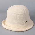 Dettaglio della trama a maglia e logo dorato sul cappello cloche in lino bianco crema - M(56-58cm) / Bianco Sporco