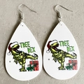 Detail der Kunstlederohrringe mit festlichem Tree Rex Dinosaurier und Weihnachtsbaum - Weihnachtsdinosaurier Tree Rex Stil
