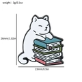 Pin de esmalte de gato blanco leyendo sobre libros con medidas y especificaciones - Gato Blanco sobre Libros