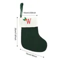 Chaussette de Noël en tricot vert avec lettre W brodée en rouge et motif de houx - Lettre W