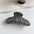 Grande pince à cheveux en acétate avec motif de pierre noir et blanc poli - Pois Noirs
