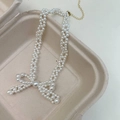 Elegante collar de perlas blancas con colgante de lazo dorado en caja beige - Collar (WN2312)