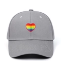 Gorra de béisbol gris con un bordado de corazón de arcoíris en el panel frontal - Ajustable / Gris claro