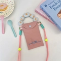 Detalle del bolso rosa para móvil de cuero sintético con botón azul y asa de nube - Rosa