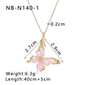 Collana in acciaio dorato con pendente a farfalla rosa e indicazione delle dimensioni - Stile Farfalla Rosa (NB-N1140-1)