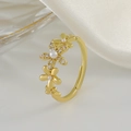 Adjustable golden hollow flower ring with white pearls and sparkling zircons - 人造珍珠水钻花卉(2061) / Light KC Gold