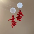 Dettaglio di nappe in corallo rosso e perle di conchiglia bianca su orecchini vintage - Stile Nappa Corallo Finta Conchiglia / Bianco-Rosso