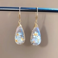 Vista detallada de pendientes de resina en forma de gota con flores secas reales - Forma de gota de agua / Gota de agua Blanca (Gancho)