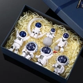 Set regalo con 7 statuine di astronauti in resina bianca in una scatola blu elegante - Set Scatola Regalo da 7 Pezzi Cielo Stellato (Versione Ascolto)