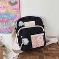 Detail der schwarzen Segeltuchtasche mit süßen Cartoon-Aufnähern und transparenter Tasche - Schwarz ohne Anhänger