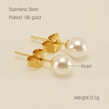 Detalle de pendientes de perlas en acero inoxidable bañado en oro 18k con peso de 0,5g - Perla Blanca