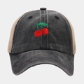 Détail de la casquette vintage avec broderie cerise et panneau arrière en maille filet - Motif Cerise