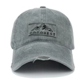 Dettaglio del cappellino in cotone grigio lavato con toppa a forma di montagna GOQUEST - Regolabile / Grigio