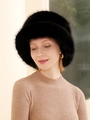 Détail d'un bob en fausse fourrure noire avec une texture pelucheuse épaisse pour l'hiver - M (56-58cm) / Noir