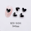 Primer plano de adornos para uñas de corazón negro con borde plateado y grabado - MZH-9494 Plata Negro Corazón (9*8mm)