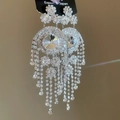 Makroaufnahme von funkelnden Kristall-Ohrringen mit eleganten Strass-Blütenclustern - Silber