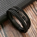 Dettaglio macro del bracciale multistrato in pelle nera da uomo con ciondolo a lisca di pesce - Nero + Nero Opaco