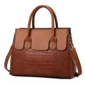 Sac à main marron caramel gaufré crocodile avec rabat ondulé et bandoulière réglable - Marron Sac simple
